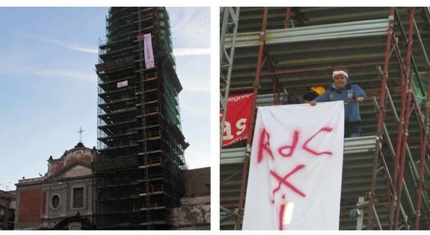 Napoli: operai Fca ancora sul campanile del Carmine, la solidarietà dei musicisti