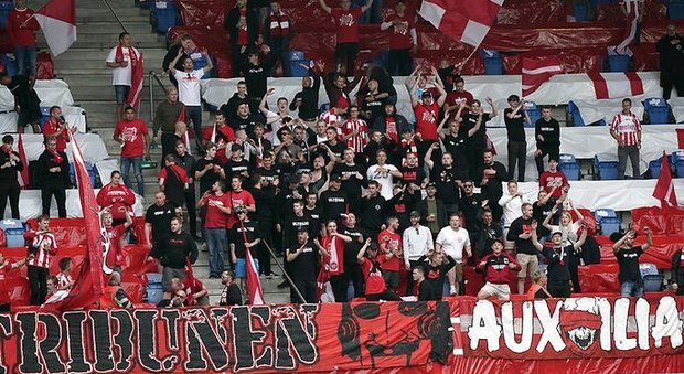 Tifosi non rispettano il distanziamento sociale: finale della Coppa danese sospesa per 15 minuti