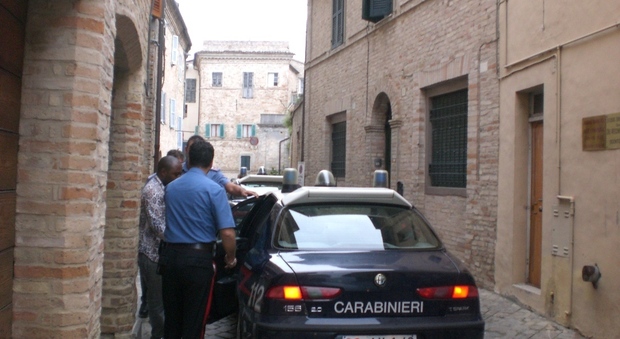 Sessantenne senza lavoro ruba per fame e scoppia a piangere. I carabinieri le offrono il pranzo