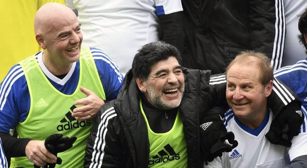 Maradona torna in campo A Zurigo con Infantino | Video