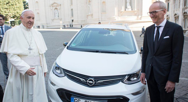 Karl Thomas Neumann, ceo di Opel Group consegna una Ampera-e al Santo Padre