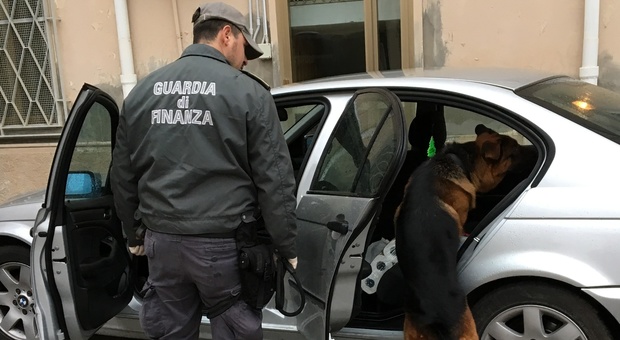 Porto Recanati, migliaia di euro vendendo cocaina, eroina e hashish: pakistani nei guai