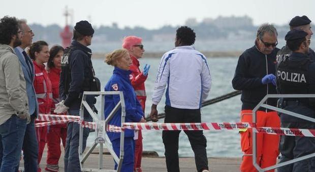 Reggio Calabria, migranti si fingono turisti dopo sbarco: due arresti per possesso di documenti falsi