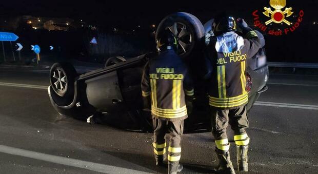 Ancona, paura sulla Statale: l'auto si scontra con un camion e si ribalta in mezzo alla strada