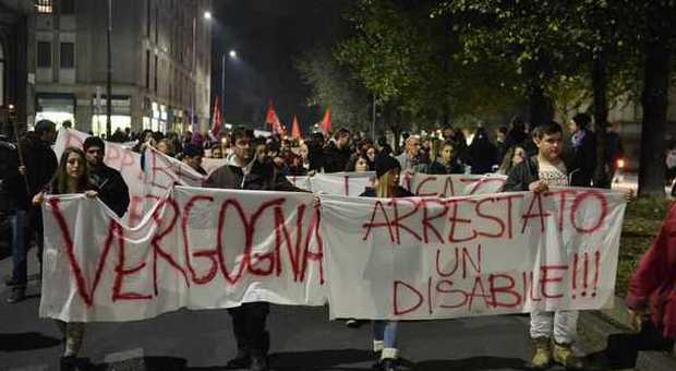 Milano, fiaccolata in via Vespri Siciliani contro gli arresti durante lo sgombero Aler