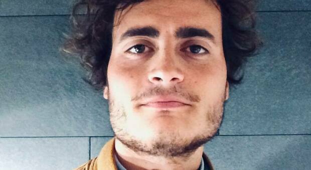 Incidente tra auto e moto, giovane capotreno morto in ospedale dopo una settimana di agonia: Niccolò aveva 31 anni