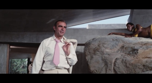 immagine California, in vendita per 10,5 milioni di dollari la villa in cui venne girato il film Agente 007 -
​Una cascata di diamanti