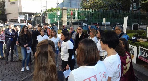 Donne tumefatte in piazza: da Napoli parte la proposta di legge per renderle autonome