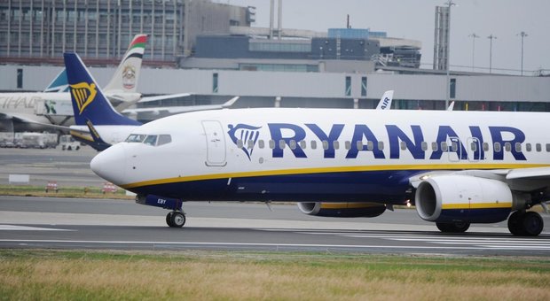 Ryanair, domani stop di 24 ore. Ira sindacati: «Vogliono impedirci di scioperare»