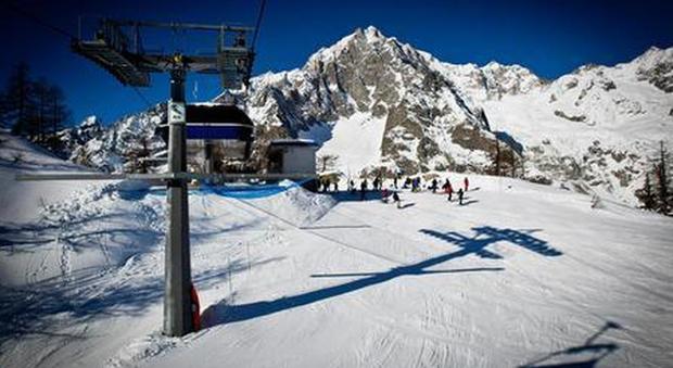 Coronavirus, a Courmayeur gli impianti sono chiusi: turisti italiani vanno a sciare in Francia. «Chiudete il traforo del Monte Bianco»