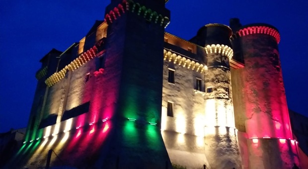 Coronavirus, il castello di Santa Severa si accende con il Tricolore