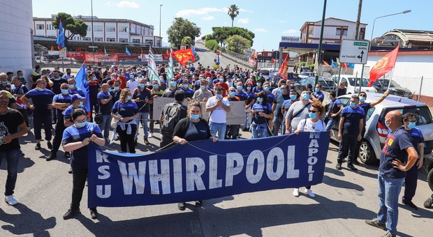 Whirlpool Napoli, i lavoratori tornano in piazza: «Basta, la misura è colma»