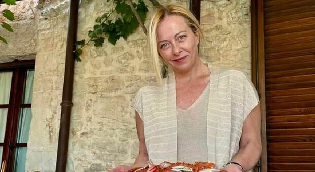 Anche Giorgia Meloni pazza per il granchio blu: la foto e il pranzo nella masseria pugliese