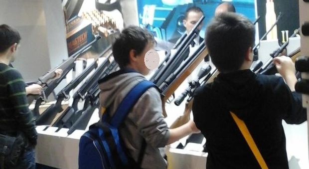 Due minori imbracciano alcuni fucili a "Hit show"