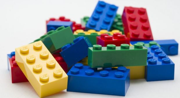 Lego conquista 100 milioni di bimbi nel mondo e guida la rivincita dei giocattoli vintage