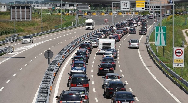 Week-end "bollente" in autostrada: traffico molto intenso su A4 e A57