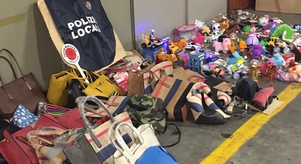Pesaro, lotta agli abusivi: sequestrati trecento giocattoli, pile e borse