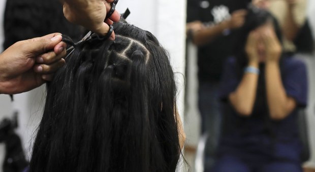 Venezuela, ragazze vendono i loro capelli per lasciare il paese