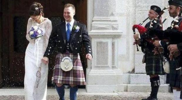 Matrimonio scozzese: cornamuse e lo sposo indossa il tradizionale kilt