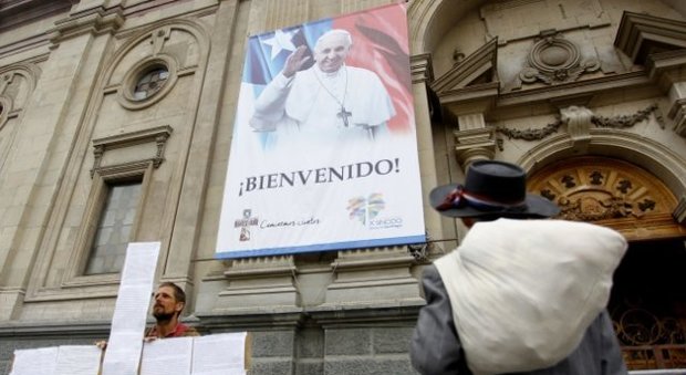 Papa in Cile, nella notte incendiata un'altra chiesa nella periferia di Santiago
