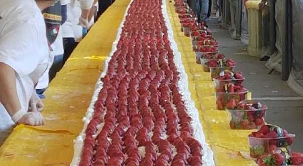 La torta alle fragole più lunga del mondo è lucana: 60,48 metri