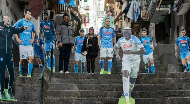 Il Napoli vola verso lo scudetto: ai Quartieri Spagnoli i cartonati dei giocatori a grandezza naturale