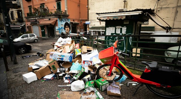 Covid, record positivi in Asìa e a Napoli 200 tonnellate di rifiuti in strada
