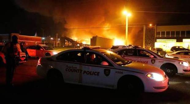 Ferguson, agente non incriminato: scoppia il caos, auto e palazzi incendiati. Un agente ferito e 61 arresti