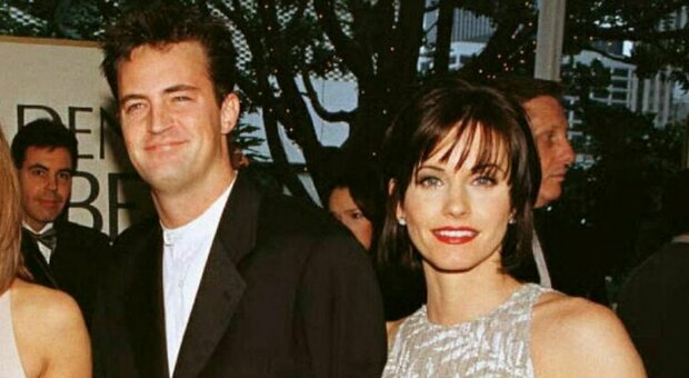  Matthew Perry «è sempre stato innamorato di Courtney Cox», l'amore tra Chandler e Monica non era solo televisivo 