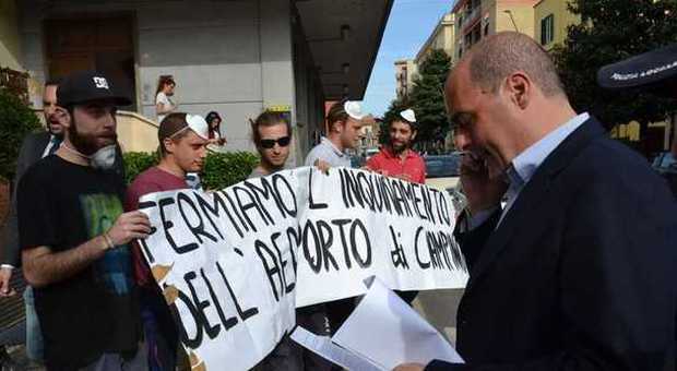 Ciampino, aeroplanini di carta contro Zingaretti: «Troppi voli low cost»