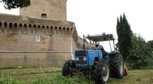 Ostia Antica, i cittadini puliscono il castello di Giulio II invaso dalle erbacce: «Stanchi delle giuste lamentele dei turisti»