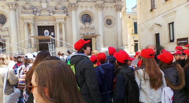 Studenti fuori dalla basilica di Santa Croce