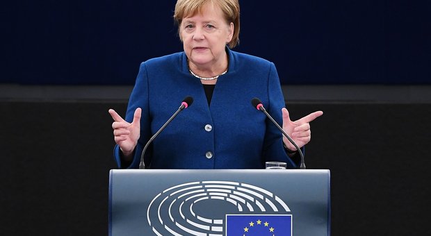 Manovra, Merkel: serve soluzione, dialogo con Bruxelles