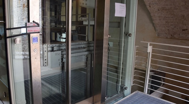 Ancona, sensore bruciato: l'ascensore "imprigiona" i turisti e i residenti