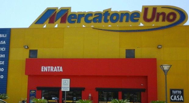Chiusi i negozi in Abruzzo Mercatone Uno per fallimento. Dipendenti: «Licenziati via Whatsapp»