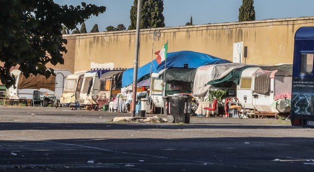 “Camping” nel parcheggio del Verano: vigile aggredito con un'accetta da un senzatetto