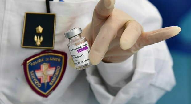 Vaccini, AstraZeneca: tre morti e lotto sospeso: «Ma nessun nesso è stato provato»