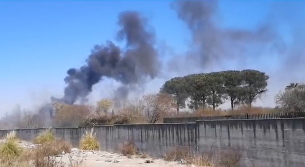 Rogo tossico a ridosso dell'area industriale, in fiamme rifiuti nel campo rom di Giugliano