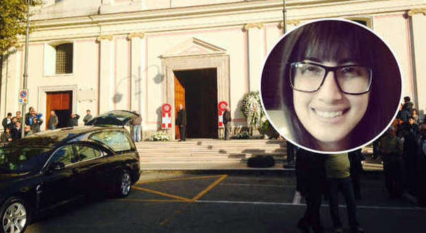Salerno, studentessa uccisa dal bus|Video Strazio dei genitori: «Non si può morire così»