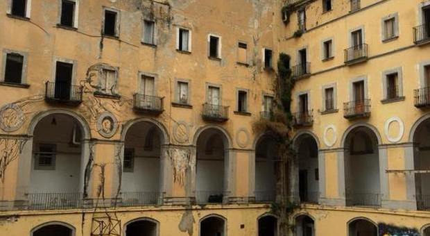 Il dietrofront del Comune di Napoli: «Abbiamo sbagliato, i centri sociali non sono in vendita»