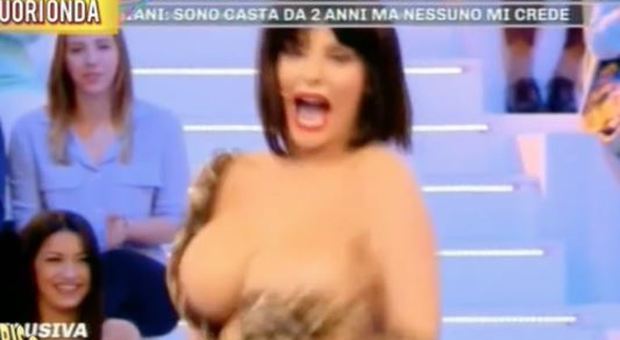 Francesca Cipriani, incidente sexy il vestito la tradisce e resta mezza nuda
