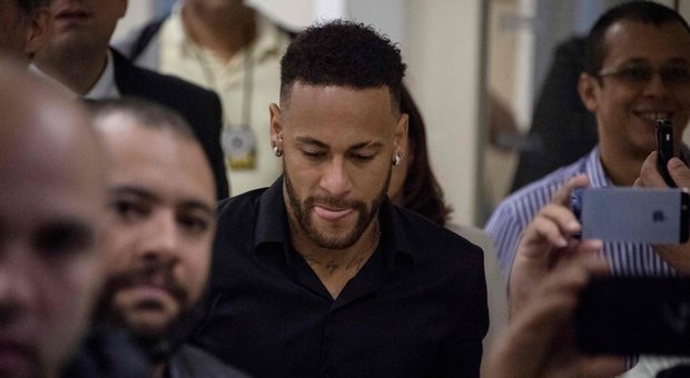 Caso Neymar, la polizia brasiliana denuncia la donna che lo accusa di stupro