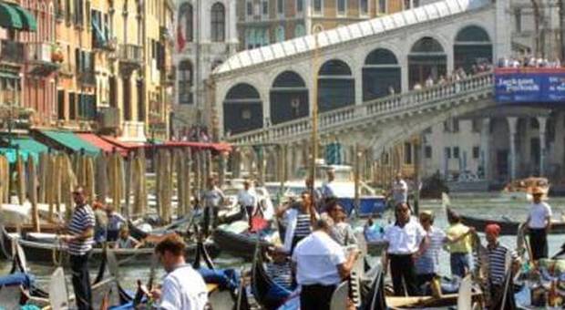 Decoro a Venezia, inasprite le multe: fino a 450 euro per i cafoni