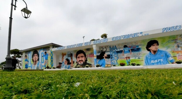 Maradona, nuovo murales a Bacoli sul muro degli spogliatoi del campo Maremorto