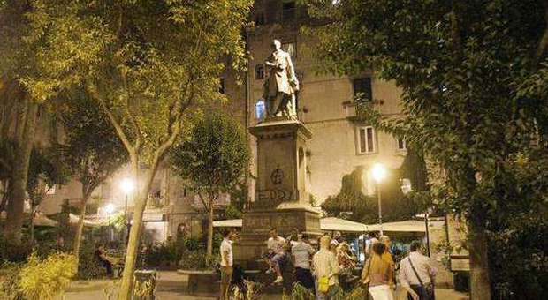 Napoli, a piazza Bellini la folla aiuta gli agenti a inseguire e arrestare due spacciatori