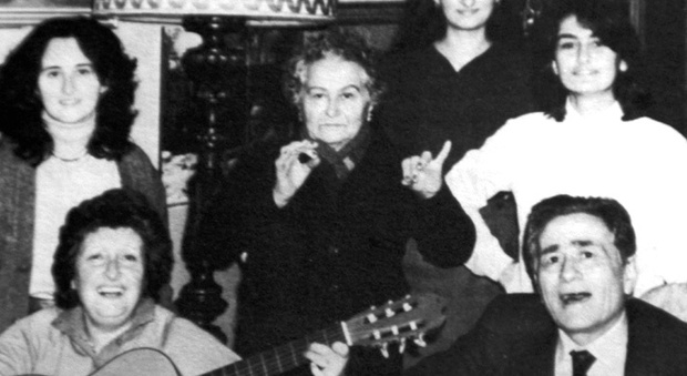 Franca e il marito Costantino suonano la chitarra durante una festa in famiglia