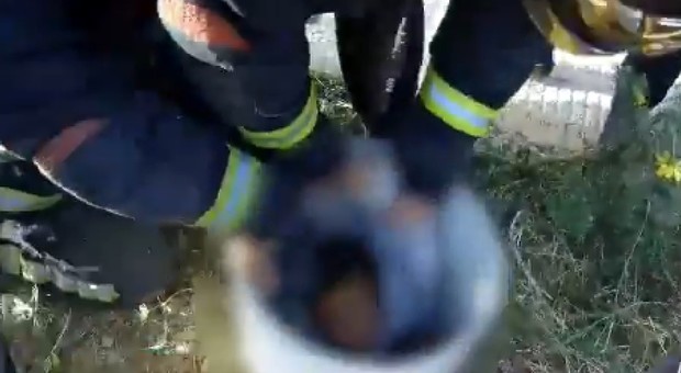 Il bimbo cade e resta incastrato nel tubo, salvato dai vigili del fuoco