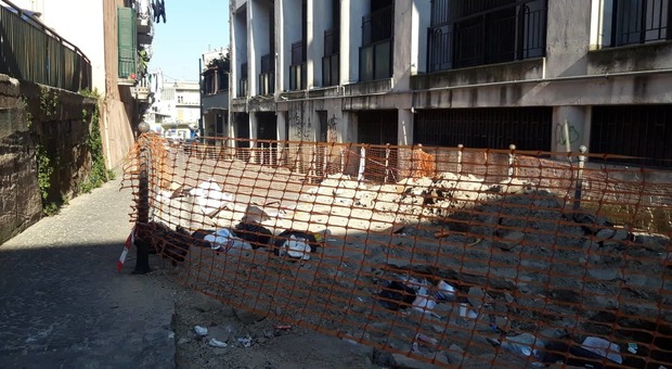 Marano, niente soldi: l'antica strada in basoli si trasforma in discarica