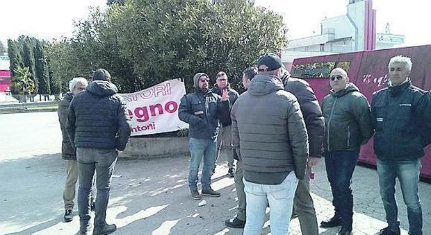 Novolegno, Fantoni continua a smantellare: sit-in degli operai
