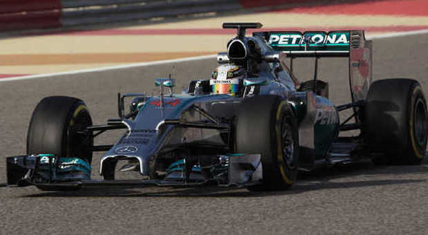 La Mercedes W05 di Hamilton impegnata nei test di oggi sulla pista di Sakhir